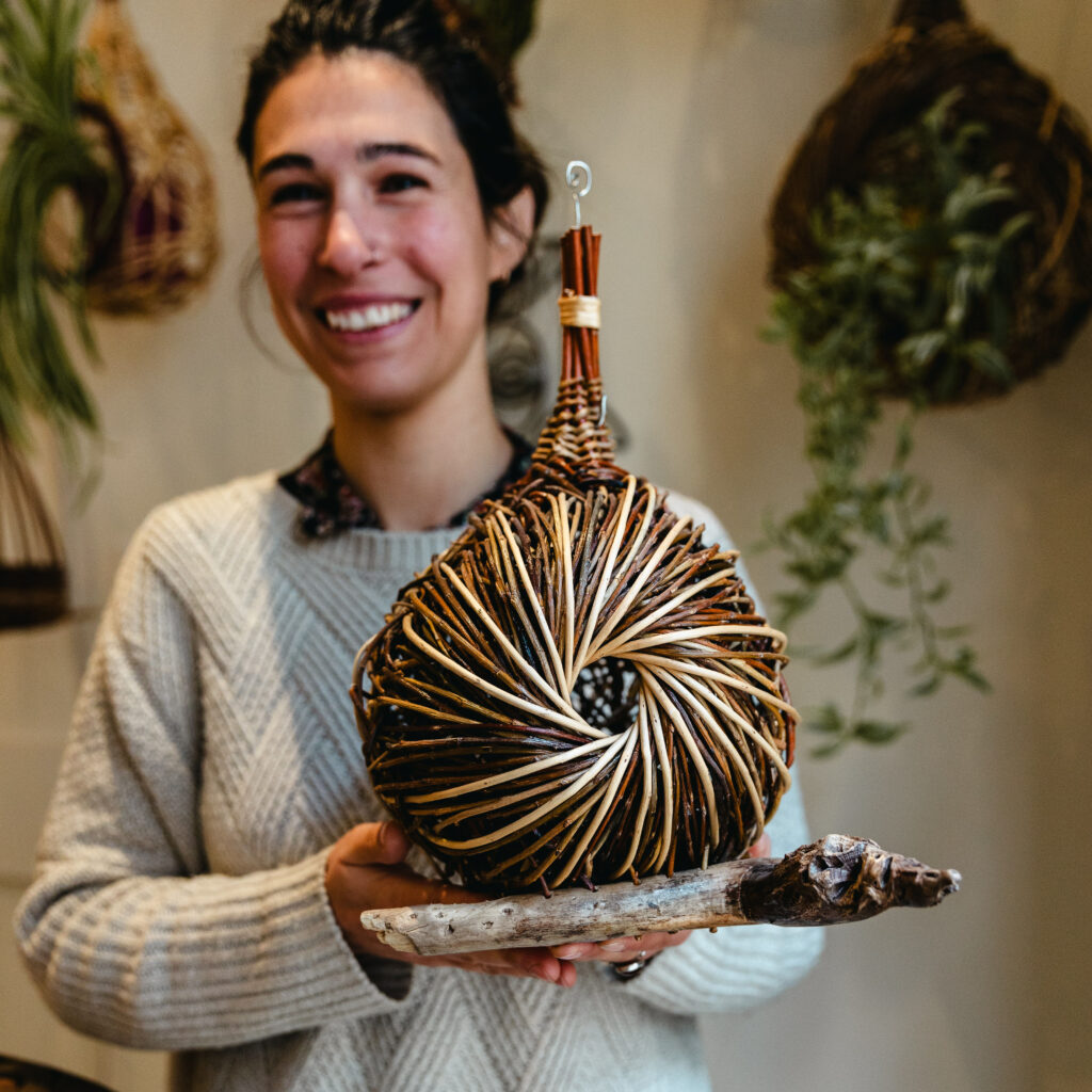 Nichoir pour mésange en osier bicolore et bois flottant. Création de l'atelier Vannerie Libre.