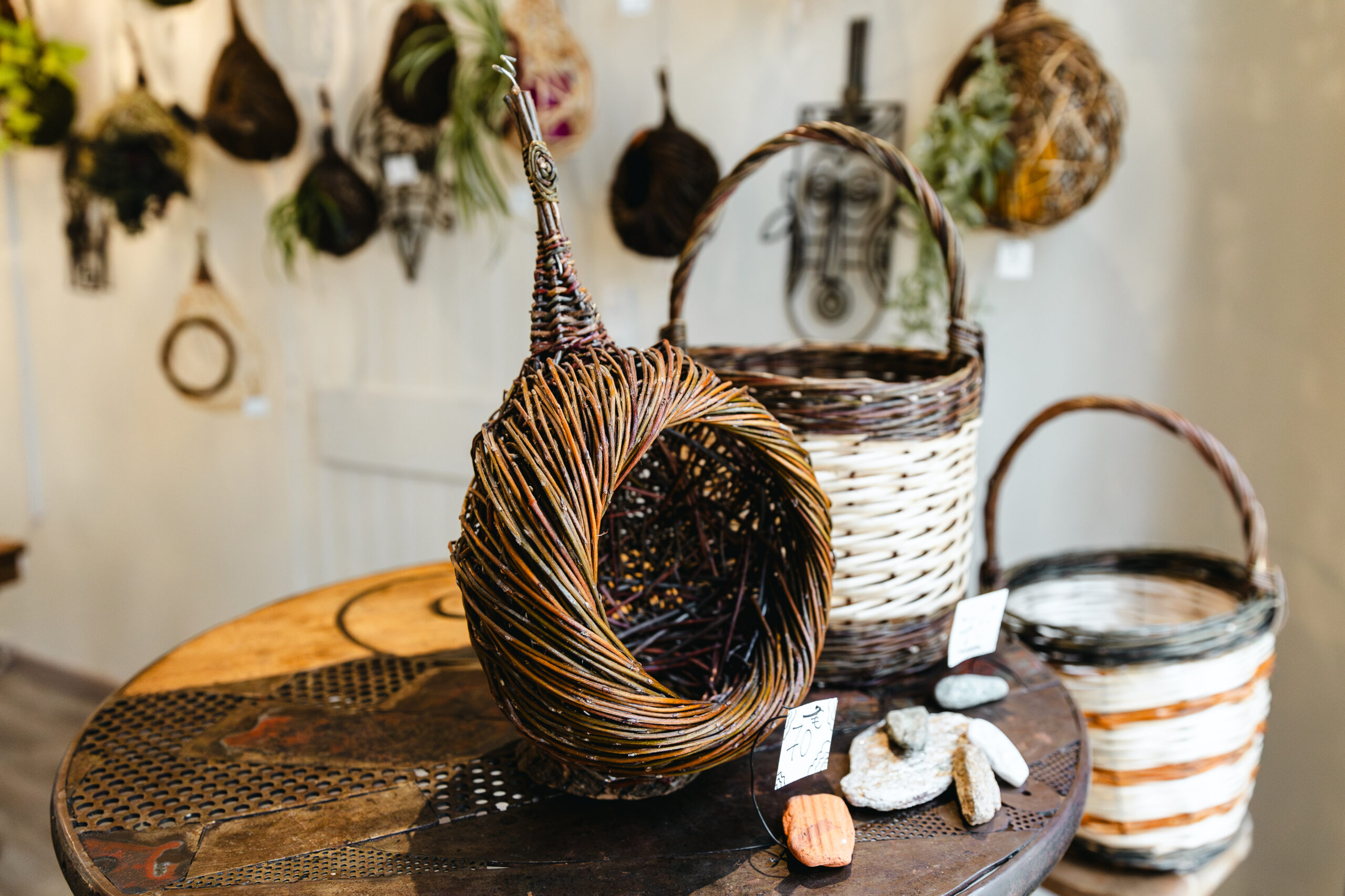 Décorations en osier de l'atelier "Vannerie Libre", vannerie artisanale traditionnelle française à Tours.