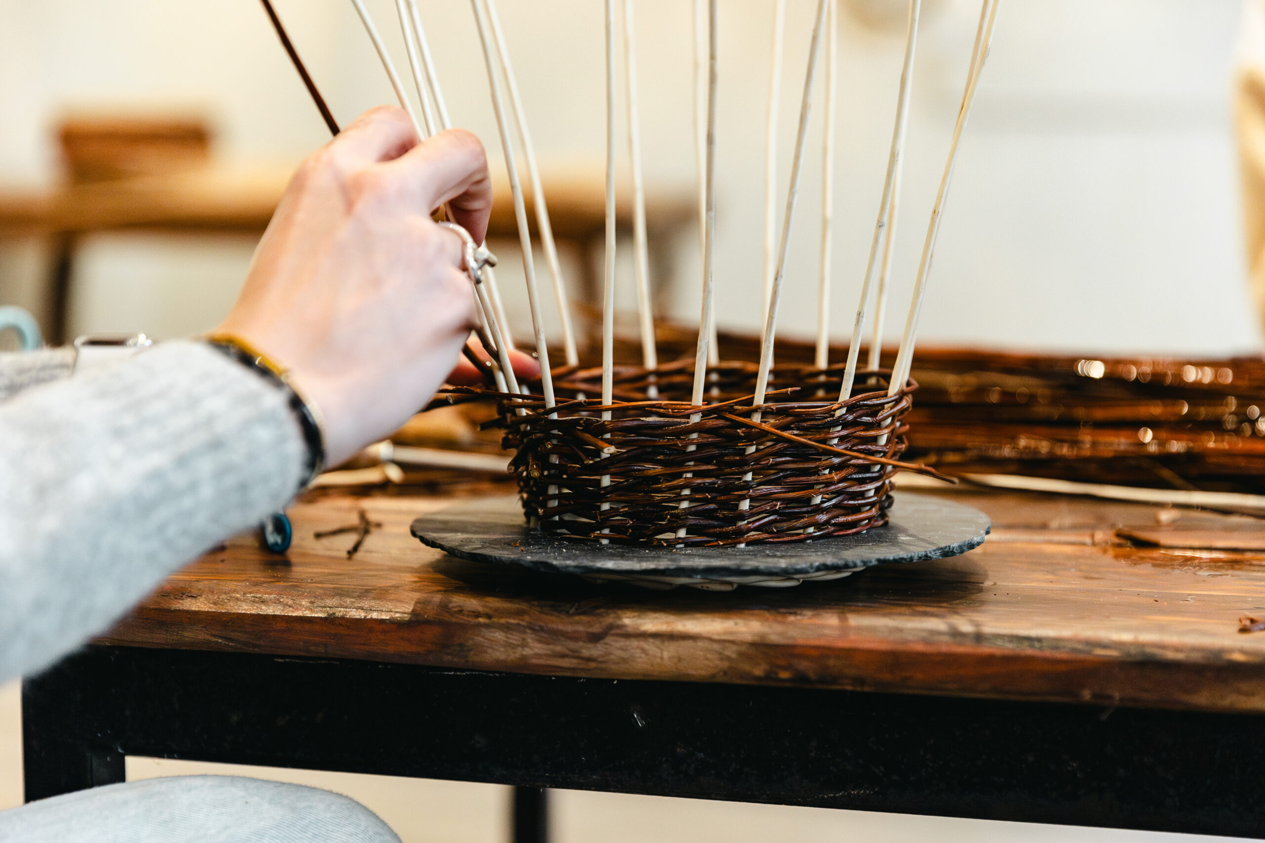 Stages de vannerie artisanale traditionnelle française à l'atelier Vannerie Libre de Tours.