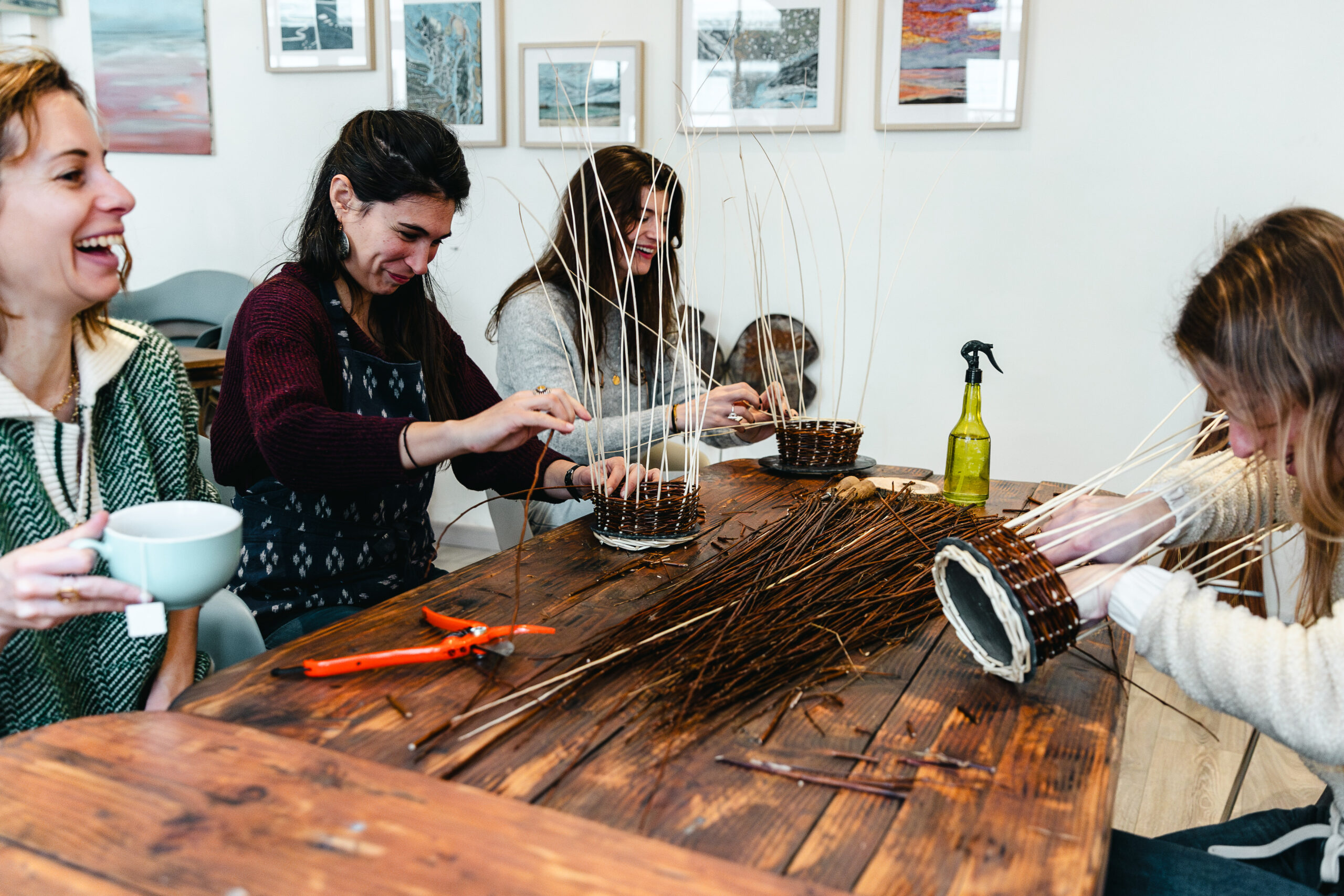 Stages de vannerie artisanale traditionnelle en groupe à l'atelier Vannerie Libre, 24 rue Eugène Süe à Tours.