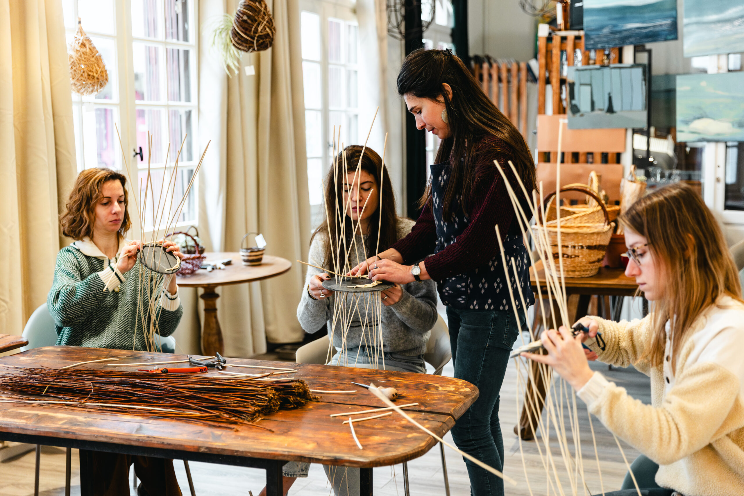 Stages de vannerie artisanale traditionnelle en groupe à l'atelier Vannerie Libre, 24 rue Eugène Süe à Tours.