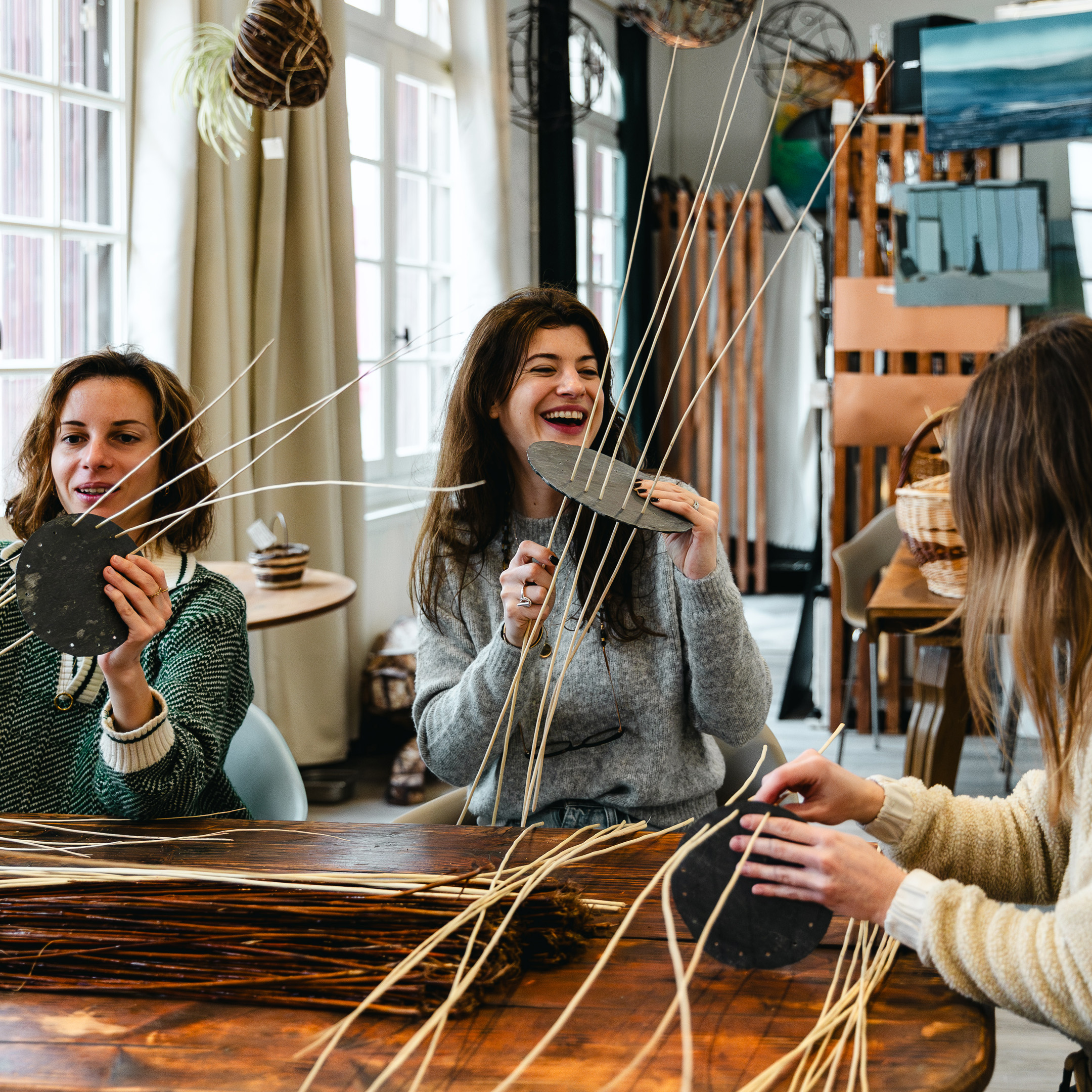 Stages de vannerie artisanale traditionnelle en groupe à l'atelier de Vannerie Libre au restaurant Assafre, 24 rue Eugène Süe à Tours.