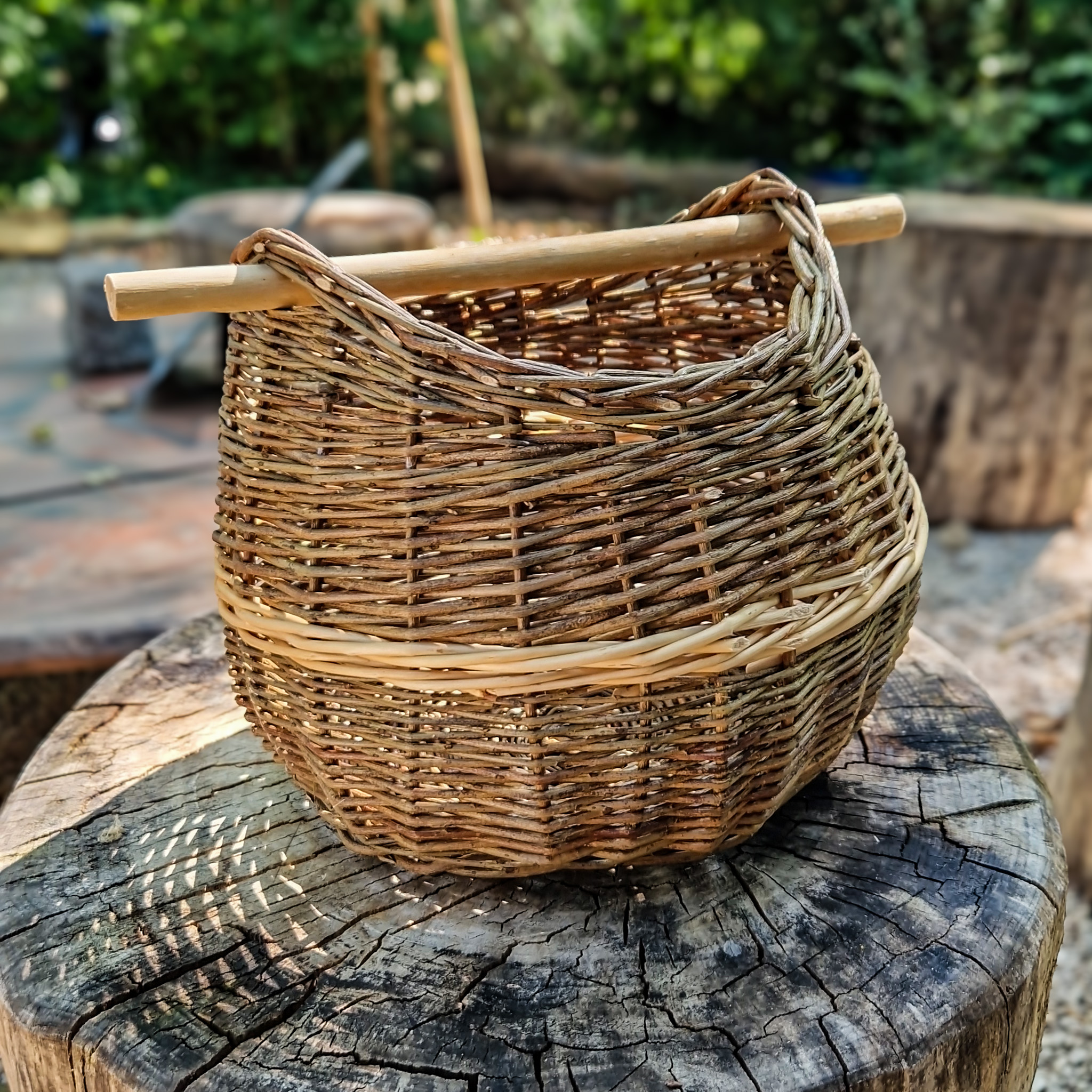 Panier à anse plate. Stages de vannerie artisanale traditionnelle à l'atelier Vannerie Libre de Tours.