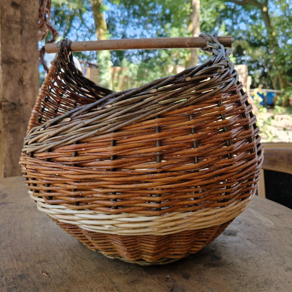 Panier asymétrique. Un panier unique et original. Stage de vannerie artisanale traditionnelle à l'atelier Vannerie Libre de Tours.