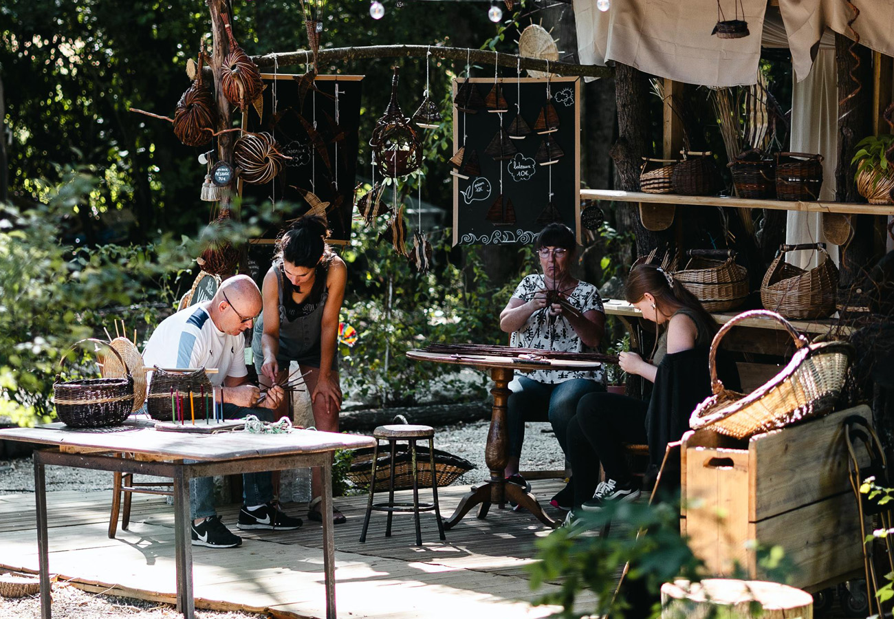 Atelier Vannerie Libre de Stéphanie BIDAULT à la guinguette La Burette de Ballan-Miré. Stage de panier en famille.